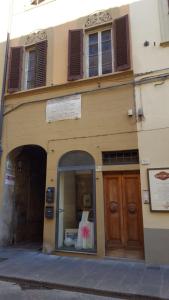 a building with a store front with a window at La Casa di Luigi in Montevarchi