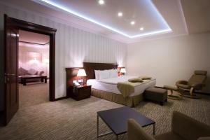 Postel nebo postele na pokoji v ubytování Central Hotel Yerevan