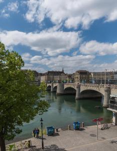 uma ponte sobre um rio numa cidade em East West Hotel Basel em Basileia
