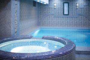 Bazén v ubytování Central Hotel Yerevan nebo v jeho okolí