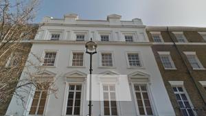 شقق شارع بادينغتون ساوثويك في لندن: مبنى ابيض وامامه انارة الشارع