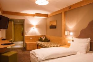 Кровать или кровати в номере Hotel Tirolerhof 4 Sterne Superior
