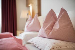 Voodi või voodid majutusasutuse Alpine Hotel Ciasa Lara toas