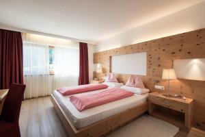 Voodi või voodid majutusasutuse Alpine Hotel Ciasa Lara toas