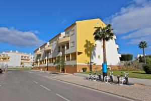 a row of bikes parked in front of a building at Falésia Marina - Clever Details in Vilamoura