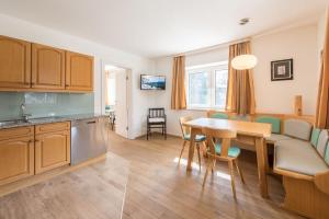 eine Küche und ein Esszimmer mit Tisch und Stühlen in der Unterkunft Haus Kissel in Saalbach-Hinterglemm