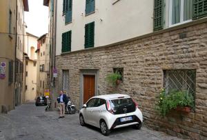 un pequeño coche aparcado en una calle al lado de un edificio en My Ponte Vecchio apartment, en Florencia