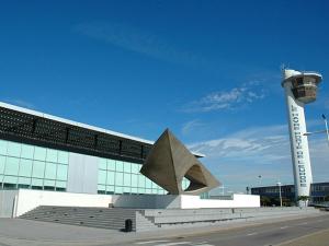 un gran edificio con una escultura delante en Les app'ART - Le Havre Centre St Joseph, en Le Havre