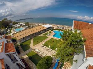 einem Luftblick auf ein Resort mit Pool und Meer in der Unterkunft Filorian Hotel Apartments in Acharavi