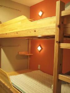 Zimmer mit 2 Etagenbetten in einem Zimmer in der Unterkunft Aso Base Backpackers in Aso