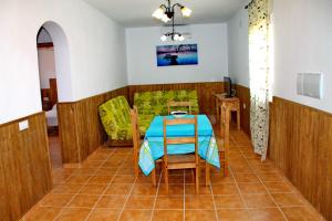 ein Esszimmer mit einem Tisch und Stühlen in der Unterkunft Chalet Cala de Roche in Roche