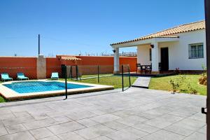 Bazén v ubytování Chalet Cala de Roche nebo v jeho okolí