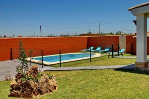 Bazén v ubytování Chalet Cala de Roche nebo v jeho okolí