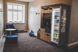 una habitación con una nevera llena de bebidas en Altes Zollamt en Husum