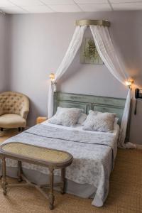 מיטה או מיטות בחדר ב-Hôtel du Parc