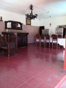 a room with a table and chairs and a tableasteryasteryasteryasteryasteryastery at Casa Costera Miguel Alemán in Acapulco