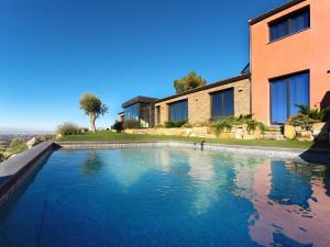 Bazén v ubytování La Granja del Besa nebo v jeho okolí