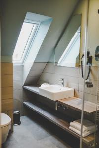 ein Bad mit einem Waschbecken und einem Spiegel in der Unterkunft Altes Zollamt in Husum
