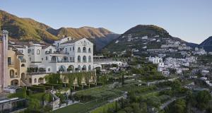 ラヴェッロにあるCaruso, A Belmond Hotel, Amalfi Coastの山を背景とした町並み