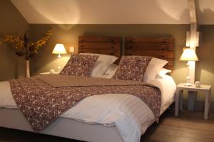 Un pat sau paturi într-o cameră la Gîte de Kermal