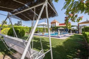 Bazén v ubytovaní Casa de Campo con Piscina en Sevilla en los Palacios y Villafranca alebo v jeho blízkosti
