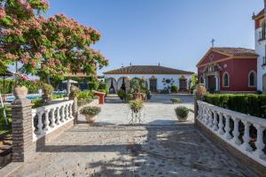 Vonkajšia záhrada v ubytovaní Casa de Campo con Piscina en Sevilla en los Palacios y Villafranca