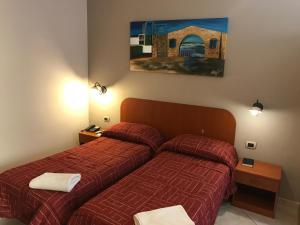 Un pat sau paturi într-o cameră la B&B Villa Eben Ezer