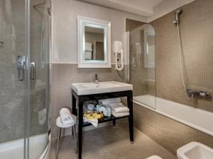 Ένα μπάνιο στο Hotel Roma +75 φωτογραφίες