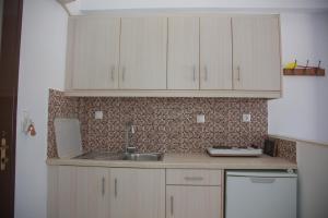 A kitchen or kitchenette at Captain's Studios