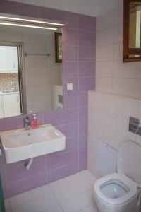 A bathroom at Captain's Studios