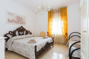 マルティナ・フランカにあるVilla Abbracciaventoのベッドルーム1室(ベッド1台、椅子2脚付)