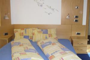 ヴァルダーオラにあるResidence Oberhauserのベッドルーム1室(ベッド1台、枕2つ付)