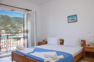 um quarto com uma cama e uma varanda com vista em Captain's Studios em Vasiliki