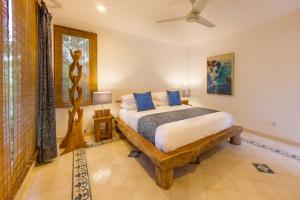 Tempat tidur dalam kamar di Aquamarine Beach Villas