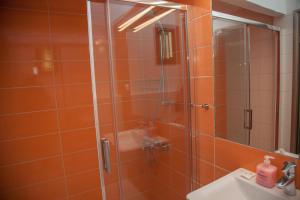 A bathroom at Captain's Studios