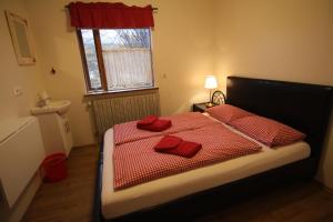 Rúm í herbergi á CJA Guesthouse