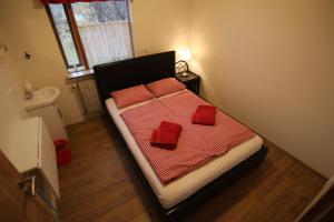 Rúm í herbergi á CJA Guesthouse