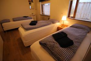 Rúm í herbergi á CJA Guesthouse