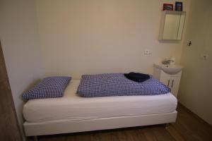Rúm í herbergi á CJA Guesthouse