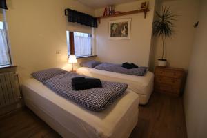 Rúm í herbergi á CJA Guesthouse