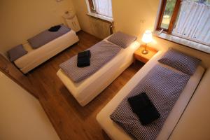 Rúm í herbergi á CJA Guesthouse