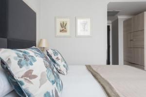 ein Schlafzimmer mit einem Bett mit zwei Kissen darauf in der Unterkunft Blandford Hotel in London