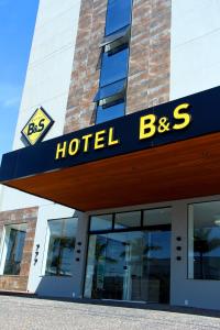 um sinal de hotel bcbs na frente de um edifício em Hotel B&S em Nova Andradina