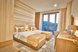 - 2 lits dans une chambre d'hôtel avec fenêtre dans l'établissement Ameri Plaza Tbilisi, à Tbilissi