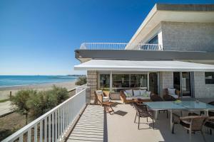 a patio with a table and chairs and the beach at Villa Seaside in Benic&agrave;ssim