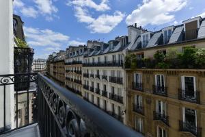 uma vista a partir de uma varanda de edifícios em Relais du Pré em Paris