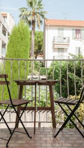カンヌにある#StudioCosy @ Center Cannesの木製テーブル、バルコニー(椅子2脚付)