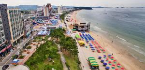 an aerial view of a beach with umbrellas at Hotel Lohas in Boryeong
