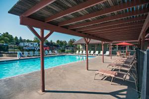 basen z leżakami i markizą w obiekcie Sun Outdoors Central Coast Wine Country w mieście Paso Robles