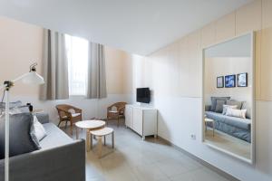Posteľ alebo postele v izbe v ubytovaní Apartamentos Diaber Gerona 22